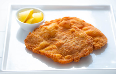 original Wiener Schnitzel mit Petersilienkartoffel und Preiselbeeren