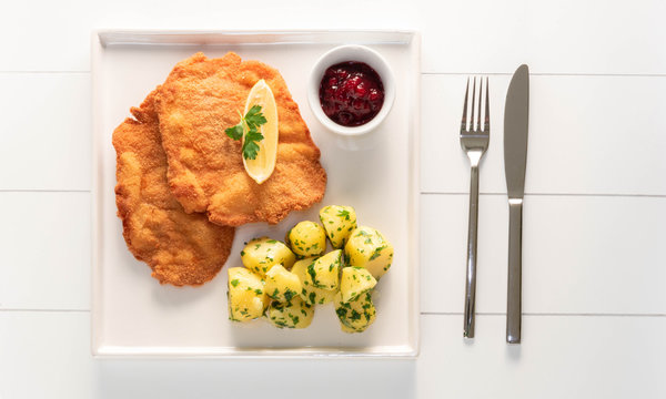 original Wiener Schnitzel mit Petersilienkartoffel und Preiselbeeren