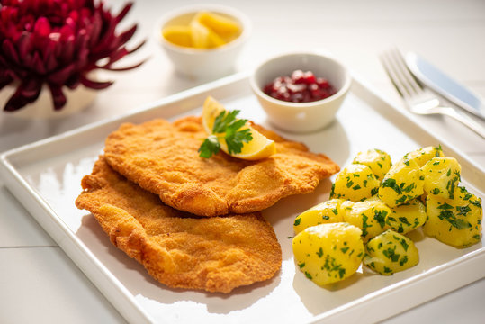 original Wiener Schnitzel mit Petersilienkartoffel und Preiselbeeren