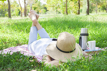 a&ccedil;ık alanda piknik yapan kadın