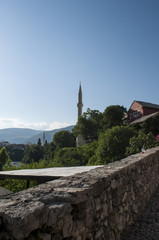 Bosnia: lo skyline tipico di Mostar, la città prende il nome dai guardiani del ponte (mostari) che nel medioevo custodivano lo Stari Most (il Ponte Vecchio), con uno dei suoi numerosi minareti