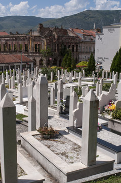 Mostar: le tombe dei martiri circondate da edifici  distrutti nel conflitto degli anni '90 nel cimitero vicino alla moschea Nesuh-aga Vucijakovic (Dzamija pod lipom, la moschea sotto il tiglio)