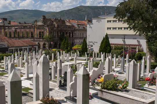 Mostar: le tombe dei martiri circondate da edifici  distrutti nel conflitto degli anni '90 nel cimitero vicino alla moschea Nesuh-aga Vucijakovic (Dzamija pod lipom, la moschea sotto il tiglio)