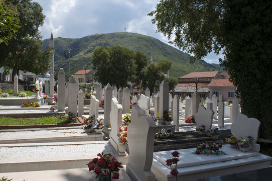 Mostar: le tombe dei martiri circondate da edifici  distrutti nel conflitto degli anni '90 nel cimitero vicino alla moschea Nesuh-aga Vucijakovic (Dzamija pod lipom, la moschea sotto il tiglio)