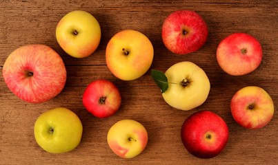 Fresh apples on a wooden table close-up.