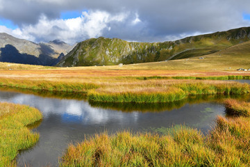 Fototapeta na wymiar Россия, краски осеннего Архыза. Небольшое озеро в районе Загеданского Пятиозерья в сентябре
