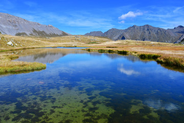 Россия, Архыз. Ацгарское озеро, одно из озер Загеданского Пятиозерья и скала Загедан ранней осенью