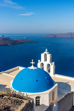 Santorini, Greece. Picturesque view of traditional cycladic Santorini houses on cliff © Stefanos Kyriazis