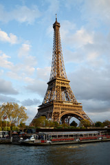 Fototapeta na wymiar torre eiffel París Francia