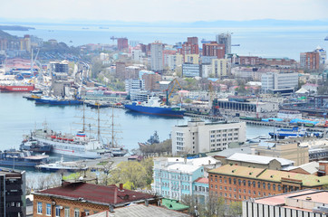 Владивосток, вид на бухту Золотой рог со смотровой площадки "Орлиное гнездо" весной