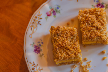 Streuselkuchen auf vintage teller