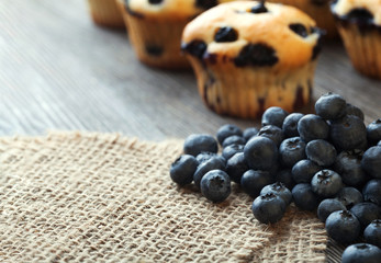 Obraz na płótnie Canvas muffin with blueberries on a wooden table. fresh berries and sweet pastries on the board.
