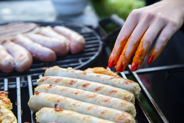 Приготовление вкусных колбасок и мяса на гиле.Горизонтально.