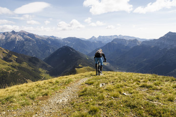 Fototapeta na wymiar ciclista en pirineos 2
