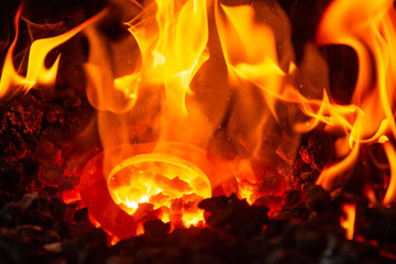 glühendes Hufeisen im Schmiedefeuer