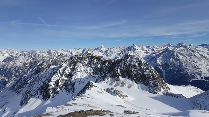 Fototapeta na wymiar Image of snow covered mountain peaks in the alps