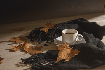 Taza de café en otoño