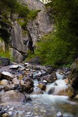 Bach und Wasserfall im Gebirge