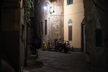 Fototapeta na wymiar Streets of Lucca at night