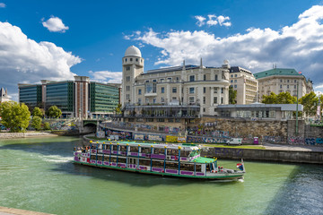 Der Donaukanal mit dem Urania Observatorium in der Innenstadt von Wien, der Hauptstadt Österreichs