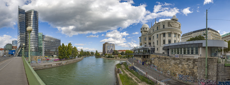 Der Donaukanal mit dem Urania Observatorium in der Innenstadt von Wien, der Hauptstadt Österreichs