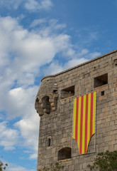 Fototapeta na wymiar King's Tower in Oropesa del mar with a giant flag on October 9, the day on which the Valencian community is celebrated.