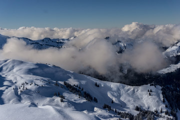 Fototapeta na wymiar Nebel im verschneiten Tal