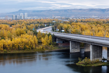 Obraz premium Bridge over Yenisey river in Krasnoyarsk, Russia in autumn.