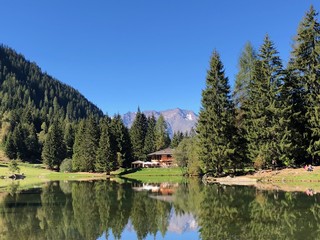 Fototapeta na wymiar lago di montagna montagne escursione gita relax baita monti montagne laghi natura 