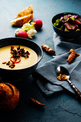 gemüsecremsuppe mit salat