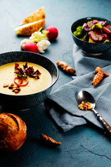 gemüsesuppe mit radieschen