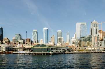 Fototapeta na wymiar Seattle Aquarium & Waterfront Skyline