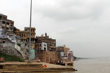 Translation: The scenery of Varanasi's ghats by the Ganges