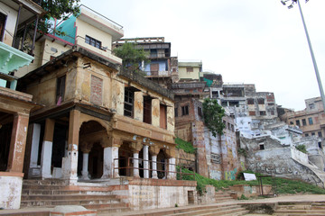 Translation: The scenery of Varanasi's ghats by the Ganges
