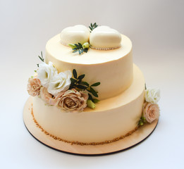 Obraz na płótnie Canvas Double decker biscuit cake with flowers