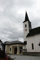 Fototapeta na wymiar Die Kirche des Hl. Erasmus in Fuschl am See.