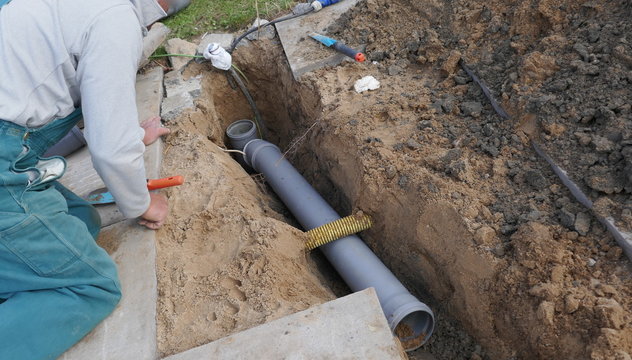 Verlegung und Installation eines Abwasserrohres 