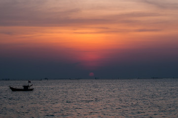 Fototapeta na wymiar Beautiful red sunset over the ocean