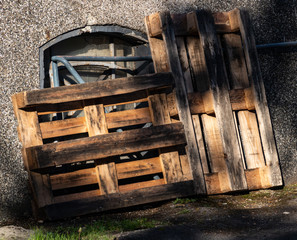Holzpaletten an einer Hauswand