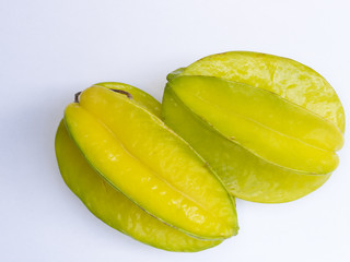 2 Sternfrüchte auf Weißem Hintergrund