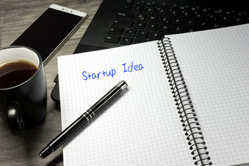 Ein Büro, Smartphone, Computer und eine Startup Idee