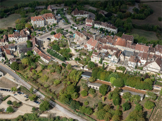Fototapeta na wymiar vue aérienne du village de Vézelay dans l'Yonne en France