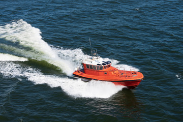 Lotsenboot in voller Fahrt