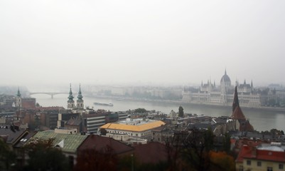 Puente de las cadenas y río Danubio en día de niebla.