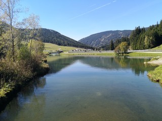 Teichalm in der Steiermark mit Bergen und See