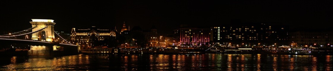Panorámica de Budapest de noche con el puente de las cadenas y Basílica.