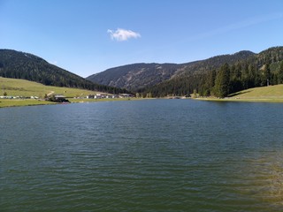Teichalm in der Steiermark mit Bergen und See