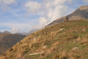 In den Comer Voralpen: Gipfel des Monte la Motta (mit Steinmann), links Pizzo di Gino und rechts oben Monte Duria