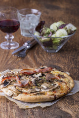 Rustikale hausgemachte Pilzpizza