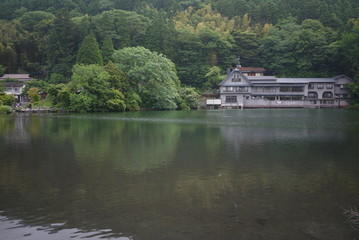 Fototapeta na wymiar Pension Kinrinko Toyonokuni in Lake Kinrin